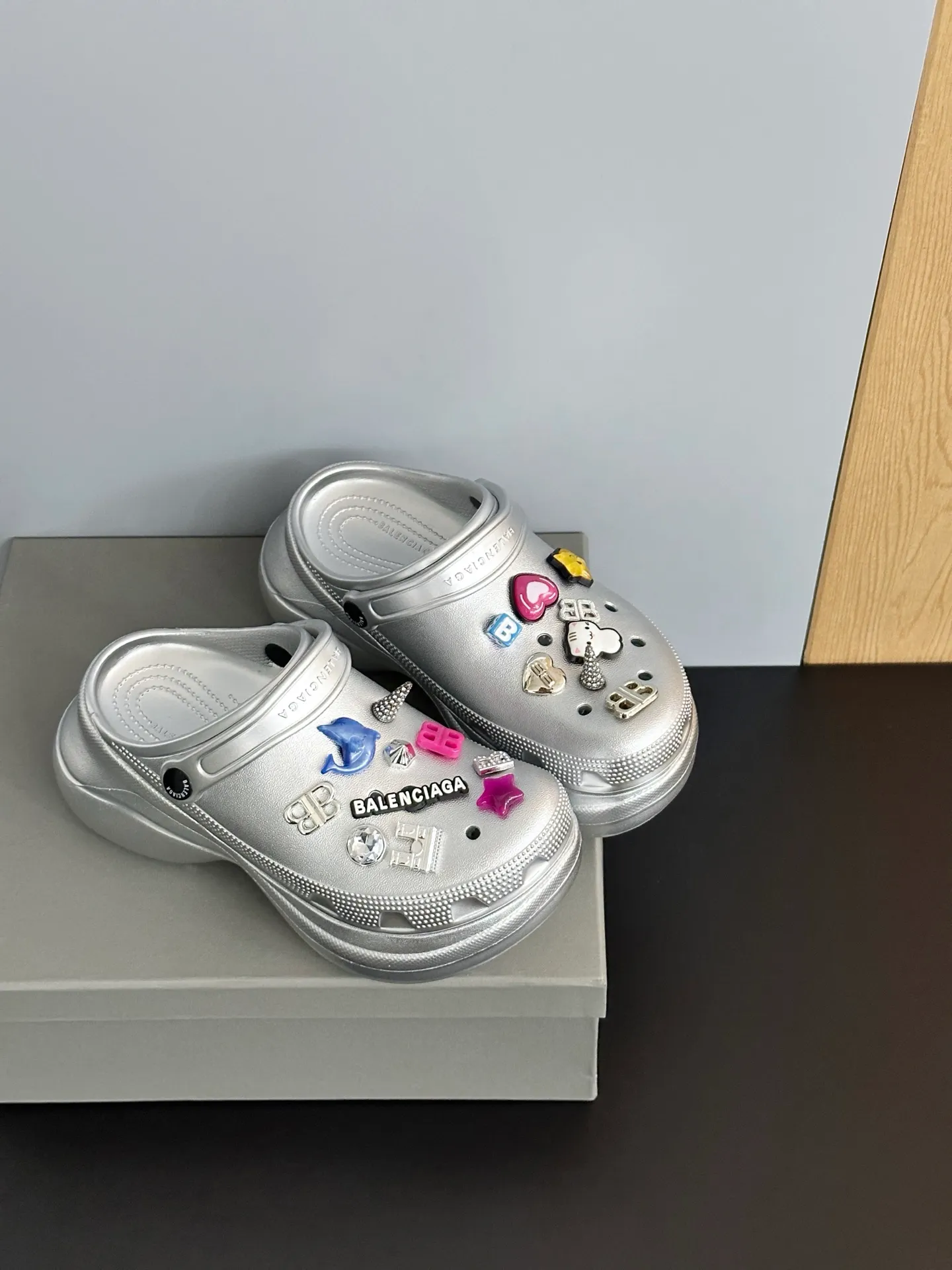 👟👟Ex-factory price 520👟👟 𝗕𝗮𝗹𝗲𝗻𝗰𝗶𝗮𝗴𝗮Heightening Crocs for Couples Original model opening. Original factory data. Men’s and women’s models with different graphics and pattern designs. DIY accessories with matching versions. 6cm heightening modo integrated shoe body structure. Lightweight material with high degree of detail restoration. Code number: 35-41 (40.41 non-refundable) Original packaging